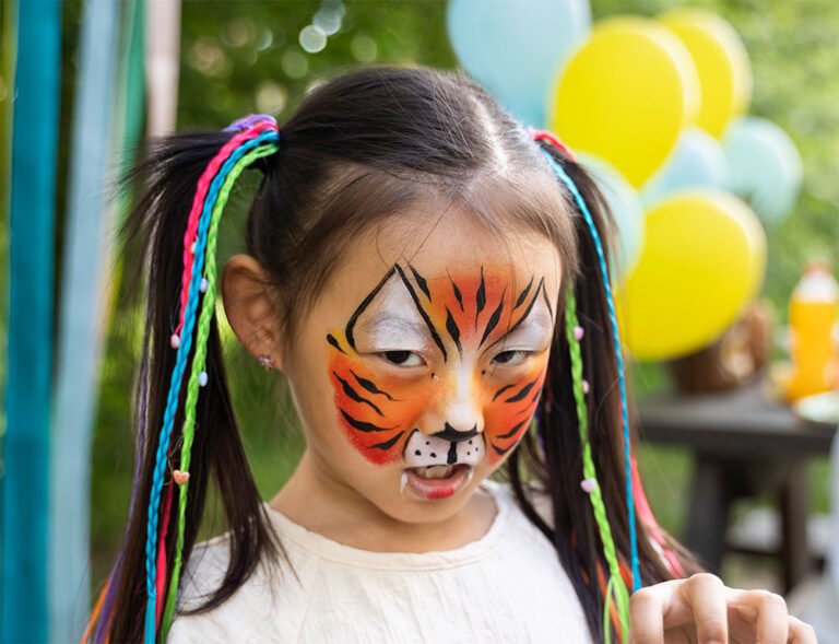 “Niños y niñas de la República Dominicana participando en talleres de arte organizados por una fundación para fomentar la creatividad y la inclusión infantil.”
