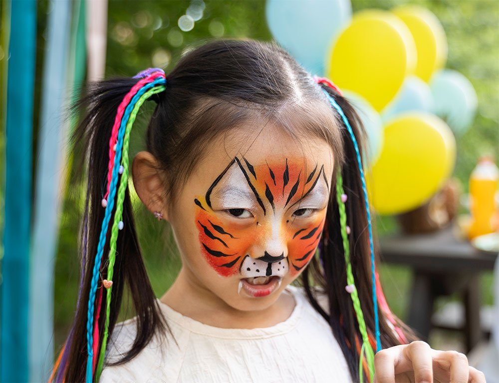 “Niños y niñas de la República Dominicana participando en talleres de arte organizados por una fundación para fomentar la creatividad y la inclusión infantil.”